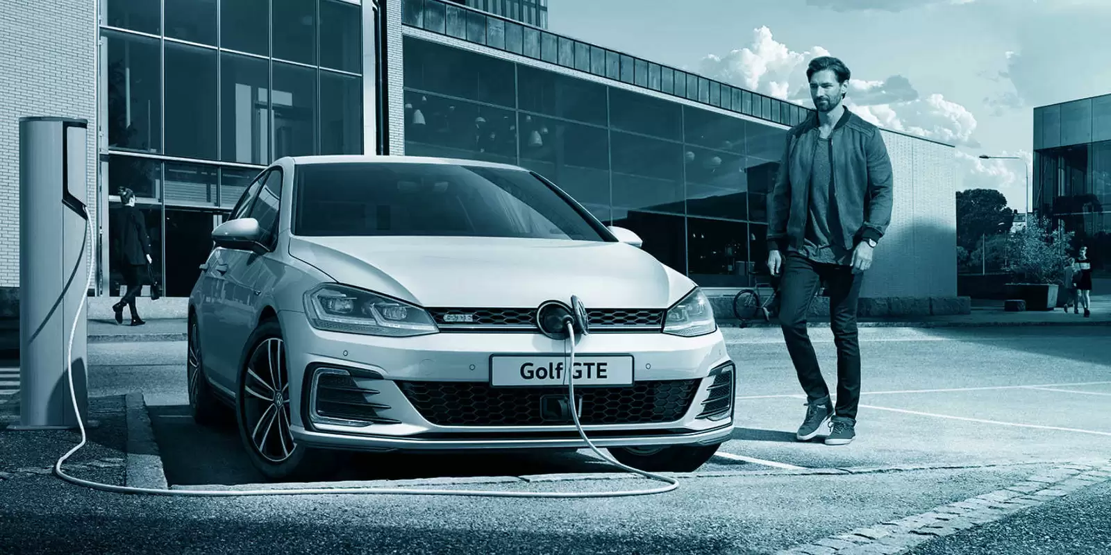 Uomo usa colonnina EV per ricaricare Volkswagen Golf 